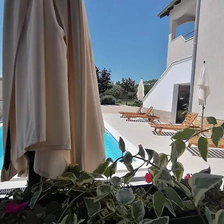 Two House Pool With Natural Chlor Garden Bbq * Pridraga